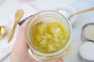 HOW TO MAKE YOUR OWN BODY SCRUB